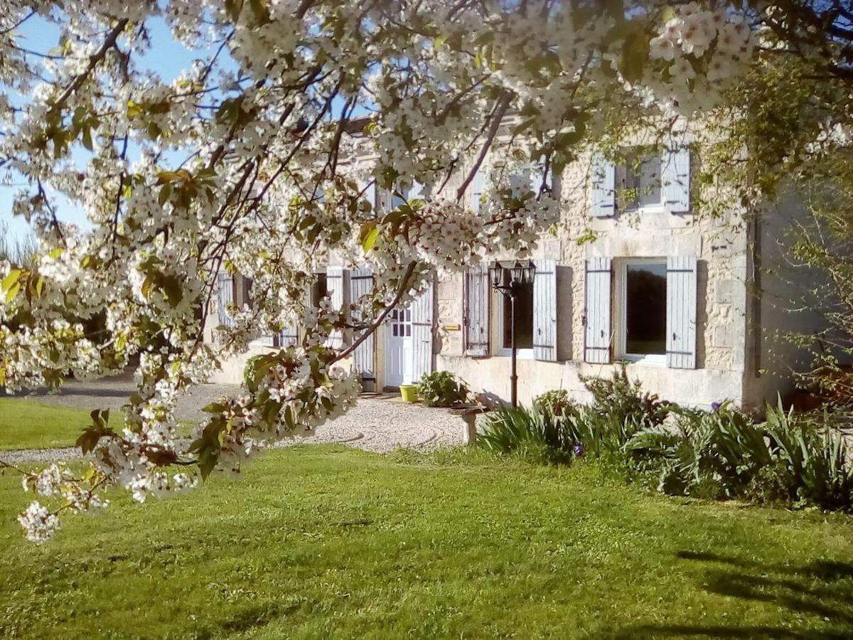 Maison Lavande Bed & Breakfast Saint-Jean-dʼAngély Dış mekan fotoğraf
